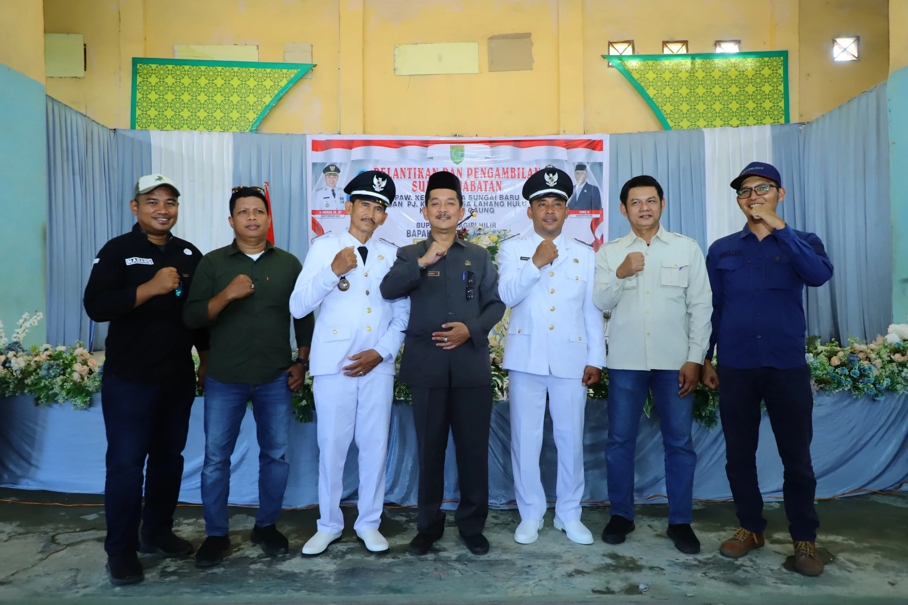 Kadis PMD) Yuliargo, SP., M.Si Dampingi Bupati Inhil H. Herman, SE., MT melantik dan mengambil sumpah/janji Penjabat Kades Lahang Hulu dan Kades PAW Desa Sungai Baru Kecamatan Gaung.